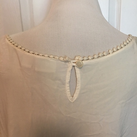 Cato women’s top size 26/28. Cool and lightweight. Beautiful crocheted sleeves. - Picture 9 of 12